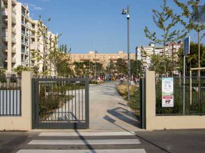 Un giardino pubblico (il �Troisi�) � invece nato lo scorso marzo nella zona residenziale presente di fronte al centro commerciale. Ha sostituito l�abbandonato �campo di sabbia� che negli anni 80 e 90 era stato teatro di infuocate partite di calcio amatoriale